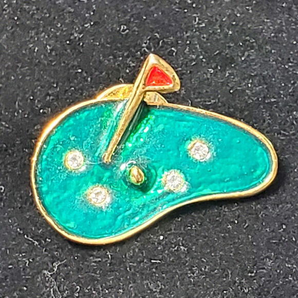 Enamel Golf Course Lapel Pin Gold Tone Back Unsigned 1/2" - Picture 1 of 4